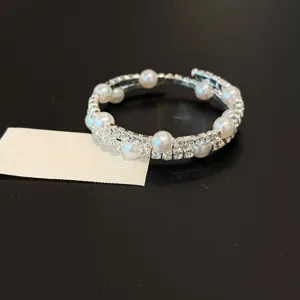 Vue détaillée d'un bracelet multicouche étincelant en strass et perles de fausses pour femmes.