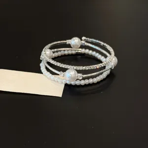 Bracelet multicouche exquis en perles et strass, style cour rétro bijoux femme.