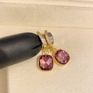 Lila quadratische Zirkonia Ohrringe Gold Huggie Detailansicht fur Damen eleganter Schmuck