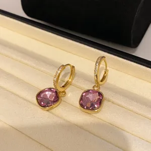Lila quadratische Edelstein Creolen Detail, vergoldete Zirkonia elegante Ohrringe.