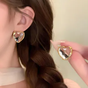Schicke herzförmige Kristallohrringe mit Goldrand, modischer süß-cooler Stil für Damen.