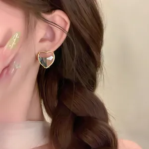 Nahaufnahme der funkelnden Kristall Herz Ohrstecker mit feinem facettierten Design.