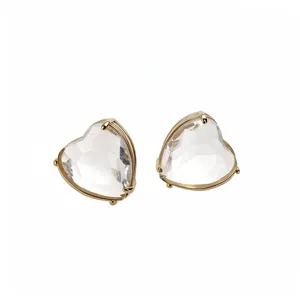 Elegante herzförmige Kristall-Ohrstecker mit goldfarbener Fassung für stilvolle Frauen chic.