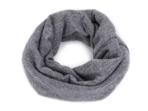 Nahaufnahme des kuscheligen grauen Strick-Loop-Schals, zeigt weiche Winter-Halswärmer-Textur.