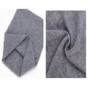 Detailansicht des grauen Strick-Halswärmers mit feiner Textur und gemütlichem Design.