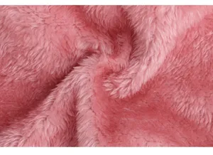 Dettaglio in tessuto pile peluche rosa di sciarpa scaldacollo invernale per bambini, morbida.