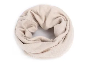 Detailansicht eines weichen, beige Strickschals, ideal für gemütliche Winterwärme und den Alltag.