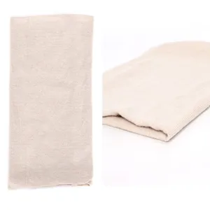 Nahaufnahme des weichen, beigen Strick-Halswärmers mit feiner Textur und elastischer Qualität.