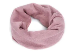 Detailaufnahme eines kuscheligen rosa Strick-Schals und Halswärmers für den kalten Winter.
