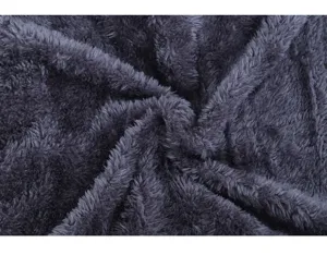 Gros plan sur un tissu polaire épais gris foncé comme doublure intérieure pour casquettes.