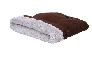 Nahaufnahme des braunen Strick-Halswärmers mit weicher Fleece-Innenfutter-Textur.