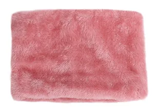 Dettaglio scaldacollo in morbido pile rosa, sciarpa invernale peluche calda per bambini e neonati.