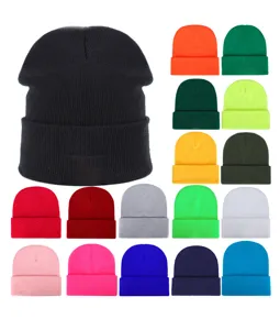 Vista de cerca detallada que muestra opciones de color para gorros de punto acrílico.