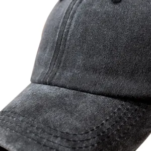 Cappellino dad hat in cotone lavato vintage con logo ricamato discreto sul davanti.