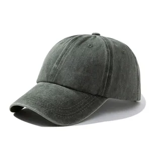 Berretto da baseball in cotone lavato vintage, dad hat classico con corona morbida e visiera.