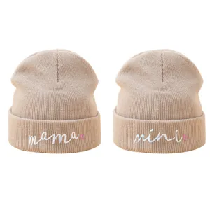 Gemütliches Herbst Winter Eltern Kind Strickmütze Set mit Mama Mini Stickerei und Herz.