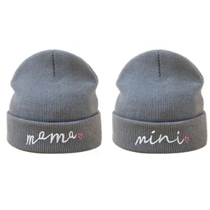 Graues Partner-Strickmützen-Set mit süßer Mama-Mini-Bestickung und weichem Acryl-Material warm.