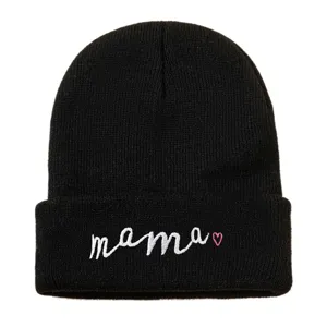Schwarze Strickmütze mit weißer Mama-Stickerei und rosa Herz für Herbst Winter warm outdoor.