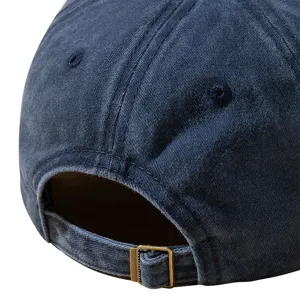 Nahaufnahme der verstellbaren Metallschnalle am gewaschenen Baumwollstoff der Baseballkappe.