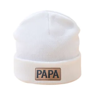 Gorro de punto blanco para hombre y mujer, gorro de invierno elegante con parche de cuero.