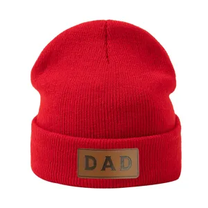 Gedetailleerd uitzicht op rode gebreide muts met bruine lederen patch en DAD tekst.