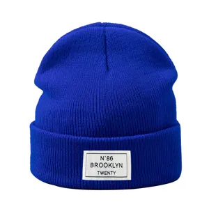 Bonnet en tricot d'hiver bleu roi pour hommes et femmes, bonnet slouchy chaud avec patch de lettre.
