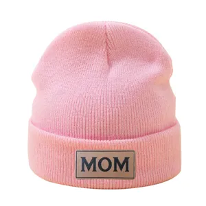 Bonnet tricoté rose élégant pour femmes, bonnet chaud d'hiver avec patch en cuir MOM.