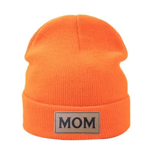 Beau bonnet en tricot orange vif avec patch en cuir pour femme hiver chaud et quotidien.