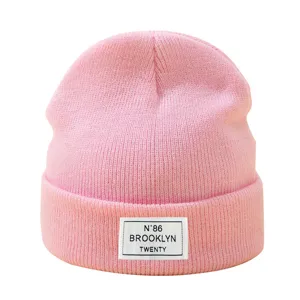 Bonnet tricoté d'hiver rose pour femme et homme, style bonnet à revers chaud de ski.