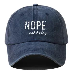 Donkerblauwe gewassen vintage honkbalpet voor dames, retro stijl met coole letters.