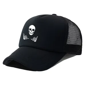 Vue détaillée de la casquette trucker noire avec motif de crâne blanc style streetwear.