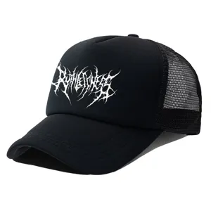 Casquette trucker noire avec un impression graphique de texte gothique death metal.