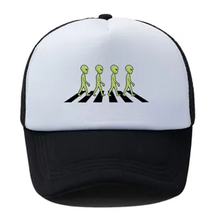 Detail alien print trucker hoed, zwart-witte mesh honkbalpet, zomerse casual stijl.