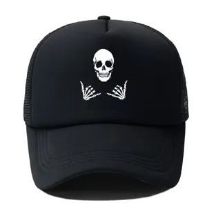 Casquette trucker noire avec motif de crâne blanc, idéale pour le streetwear et le quotidien.