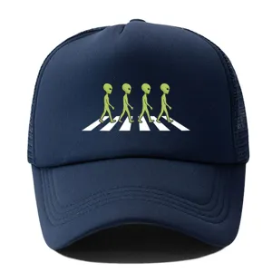 Gedetailleerd overzicht van de donkerblauwe truckerpet met een grappig alien motiefje.