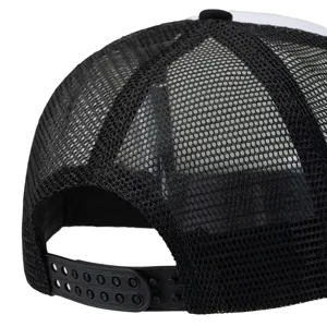 Vue détaillée de la fermeture réglable et du dos en mesh respirant de la casquette trucker classique.