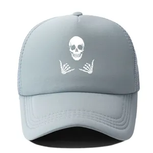 Casquette de baseball en filet gris avec motif de crâne blanc, style streetwear tendance.