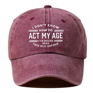 Detail van vintage gewassen katoenen honkbalpet, dad hat met bedrukte tekst op voorkant.