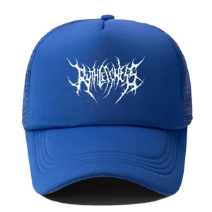 Vue détaillée de la casquette trucker bleue avec impression de texte gothique blanc.