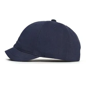 Classico berretto da baseball blu scuro con visiera corta, design morbido stile docker.