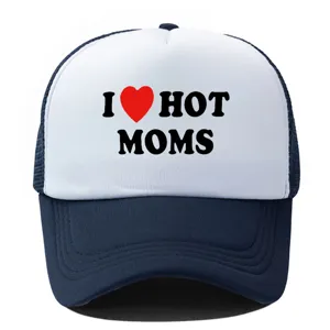 Vista detallada de la gorra trucker novedosa en azul y blanco con estampado gráfico.