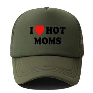 Vista detallada de gorra trucker verde militar con estampado frontal y malla transpirable.