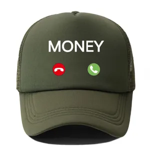 Detailansicht der olivgrünen Trucker Cap mit auffälligem MONEY-Buchstabendruck und atmungsaktivem Mesh.
