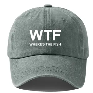 Nahaufnahme der grauen, gewaschenen Baumwoll-Baseballcap mit klarem Front-Text-Aufdruck.