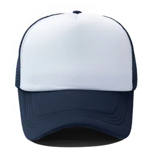 Casquette trucker unie avec panneau avant en mousse blanche et filet bleu pour impression.
