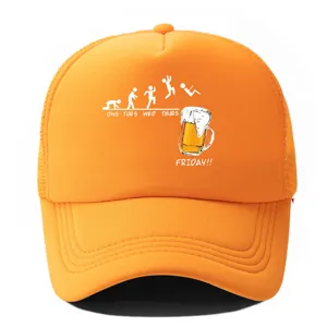 Oranje truckerpet detail, schuimstof voorzijde, ademende mesh achterkant, grappig bierontwerp.