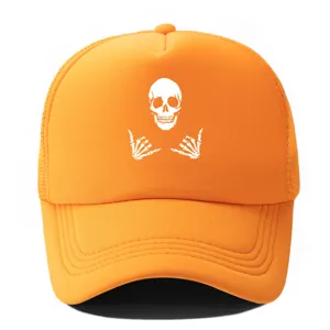 Casquette trucker orange avec motif crâne blanc, style streetwear tendance maille.