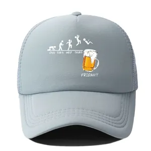 Grijze trucker pet met grappige bierprint, ademende mesh achterkant, casual zomerstijl.