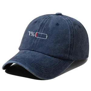 Casquette de baseball délavée bleu foncé avec impression de batterie 1%, style rétro.