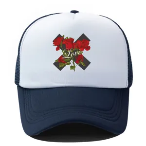 Unisex trucker baseball καπέλο με λευκό μπροστινό πάνελ, σχέδιο τριαντάφυλλο και δίχτυ.